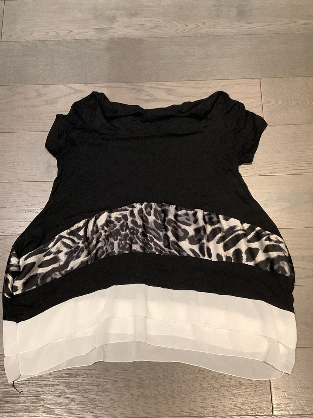Black Short-Sleeve Blouse with White Hem and Animal-Print Band